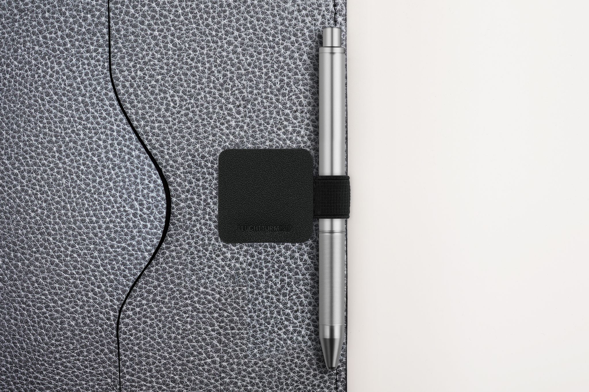308925_NB_PenLoop_blk_BM_01.jpg
