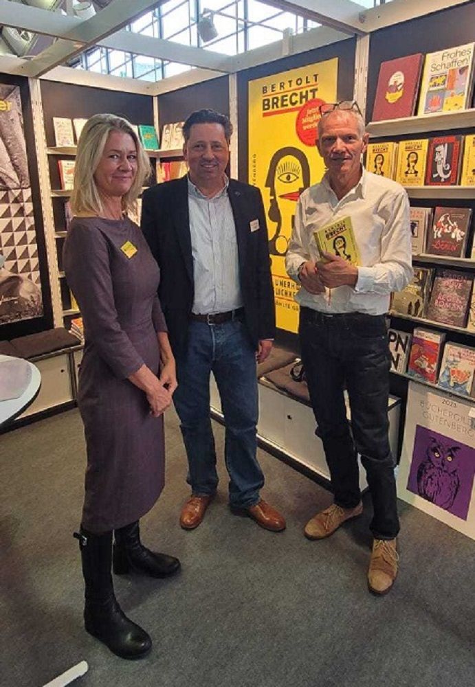 Günter Berg (r.) zusammen mit Corinna Huffmann (Programmleitung) und Alexander Elspas